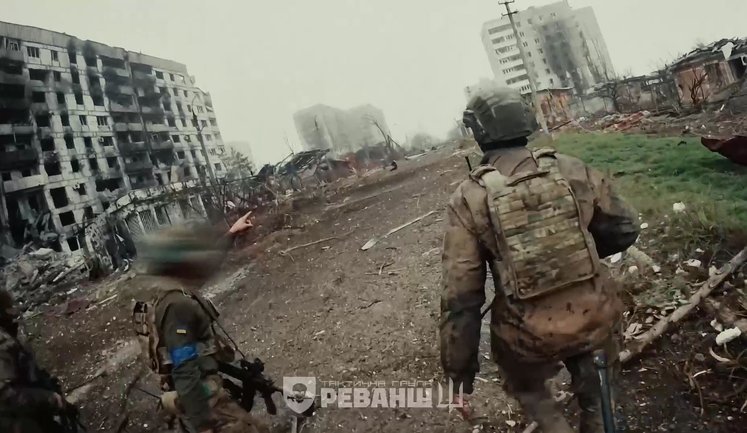 Бійці штурмової роти "Landsknechts" евакуювали пораненого іноземного добровольця під час боїв за Степногірськ. ВIДЕО