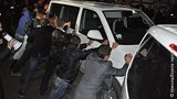 В Ивано-Франковске СБУ задержала троих чиновников. Депутаты и сторонники "Свободы" их отбили. ФОТОрепортаж