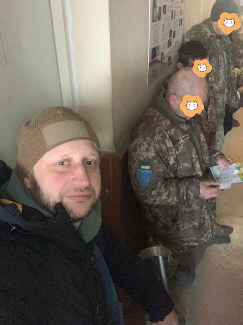 Поранені солдати без нижніх кінцівок по кілька годин чекають у загальній черзі по довідку у військових медзакладах, - воїн Откович 01 Поранені солдати без нижніх кінцівок по кілька годин чекають у загальній черзі по довідку у військових медзакладах, - воїн Откович 01