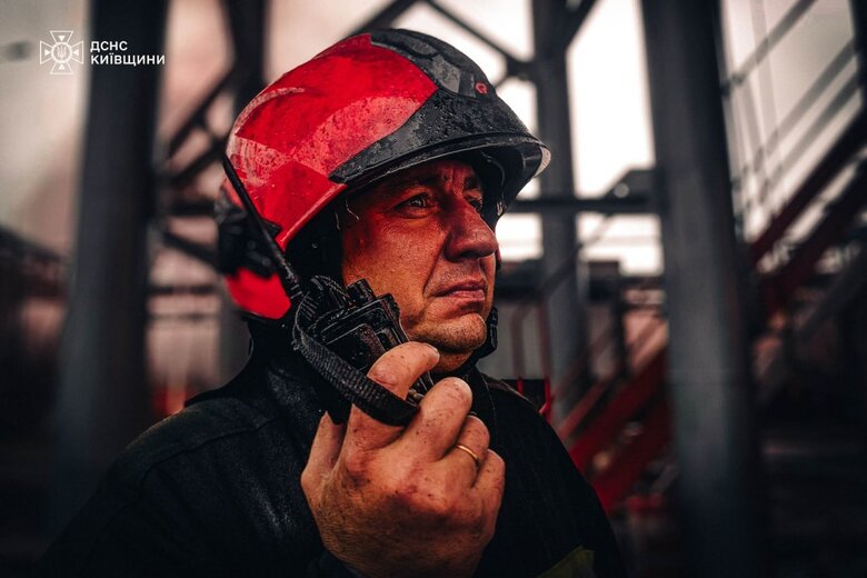Сотні рятувальників вже півтори доби гасять пожежу після удару РФ по Київщині