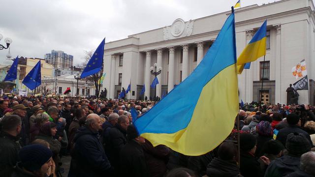 Под Радой проходит митинг сторонников Саакашвили 08