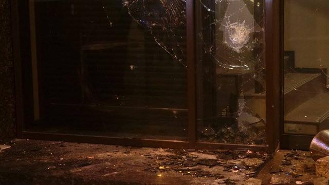 Добровольчий Рух ОУН на честь Дня українського добровольця закидав офіс компанії Ахметова і відділення Альфа-банку камінням (оновлено) 22