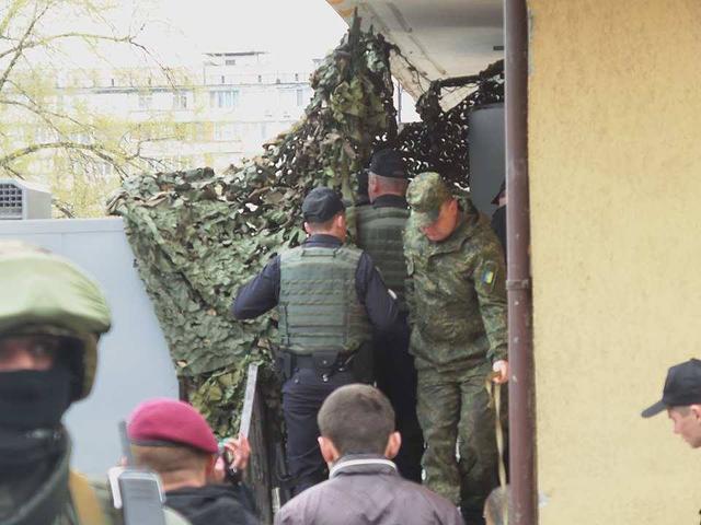 Торнадовцев доставили в Оболонский райсуд Киева 04 Торнадовцев доставили в Оболонский райсуд Киева 04