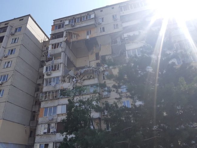 У житловому багатоквартирному будинку Києва стався потужний вибух 04