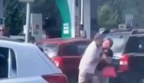 Дві росіянки побили чоловіка у черзі за бензином на одній з АЗС у Волгограді. ВIДЕО