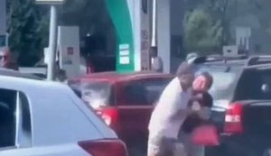 Дві росіянки побили чоловіка у черзі за бензином на одній з АЗС у Волгограді. ВIДЕО