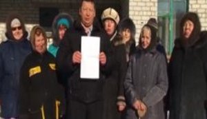 "Коммуникации разрушены. Работы нет. Один сжег себя от безысходности, семь повесилось. Спасите нас!", - жители уральского села просят помощи у Путина. ВИДЕО