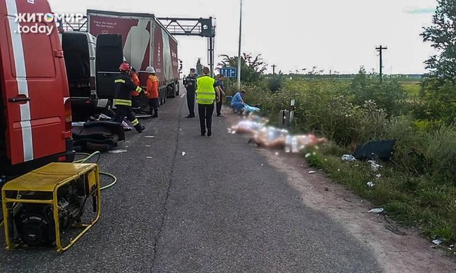 Страшна ДТП на трасі Київ - Чоп: маршрутка врізалася у вантажівку - 10 загиблих, ще 10 осіб травмовано 06