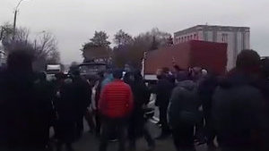 Євробляхери блокували роботу митниці в Рівному: сталася бійка, патрульні застосували газ. ВIДЕО