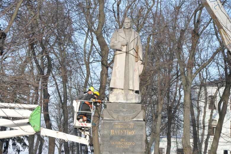 Пам’ятник радянському генералу Ватутіну демонтували у Києві 12