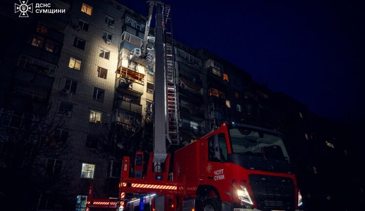 Ракетний удар РФ по Сумах: рятувальники ліквідували всі осередки займання. ФОТОрепортаж