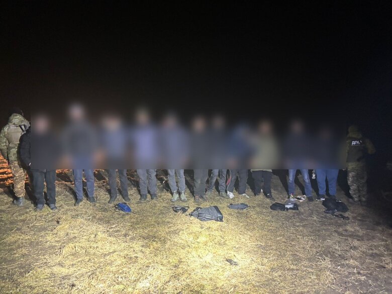 Під Одесою затримали автівку вщерть заповнену ухилянтами