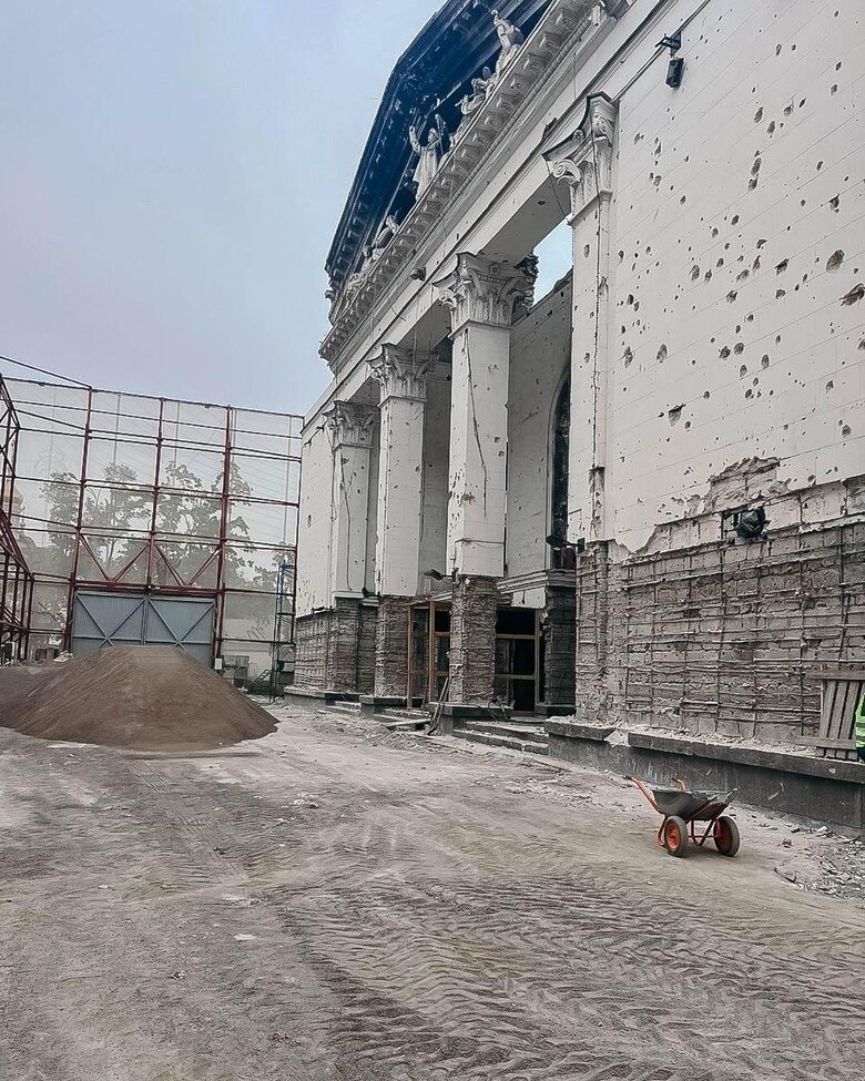 Окупанти продовжують демонтувати Маріупольський драматичний театр 01