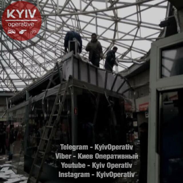 На Севастопольській площі в Києві демонтують МАФи 02