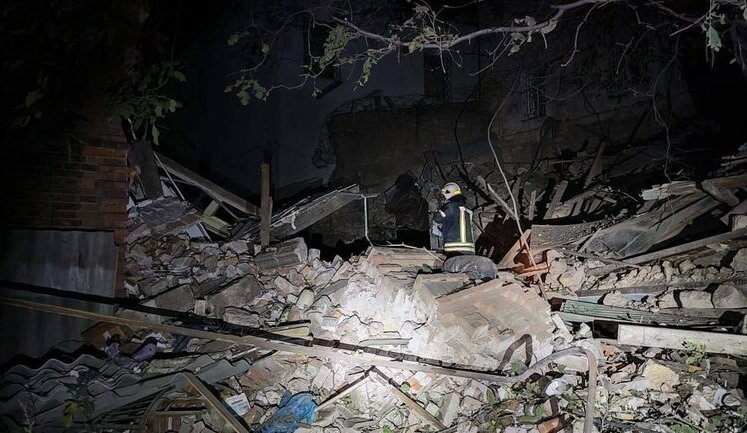 Mykolaiv was fired at by S-300 missiles, two-story building was hit. Man died. PHOTO