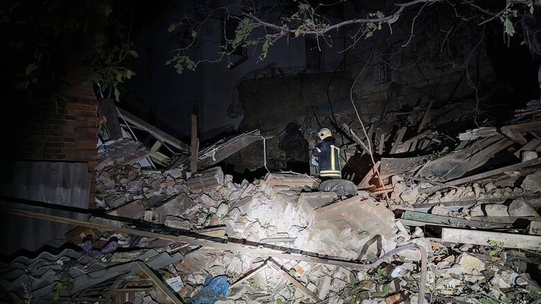 Mykolaiv was fired at by S-300 missiles, two-story building was hit. Man died 01