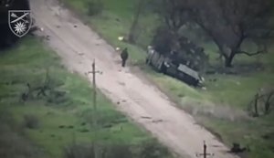 Окупант сховався у знищеній БМП, але був підсмажений всередині техніки дронами 66-ї ОМБр. ВIДЕО
