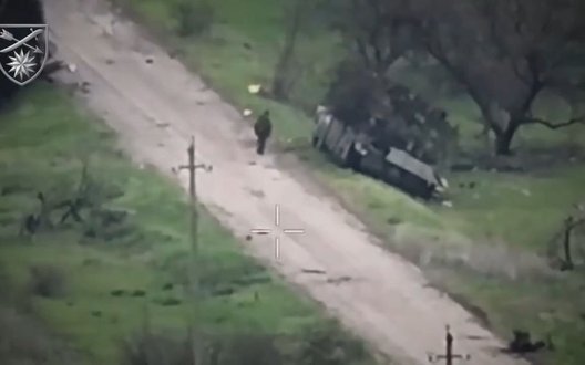 Окупант сховався у знищеній БМП, але був підсмажений всередині техніки дронами 66-ї ОМБр. ВIДЕО