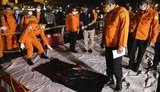 Крушение "Боинга" в Индонезии: спасатели находят в воде останки тел и обломки самолета. ФОТОрепортаж