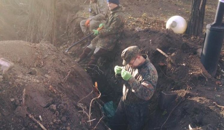 У центрі Маріуполя відбувається ексгумація тіл загиблих у 1941-43 рр. німецьких солдатів для перепоховання на батьківщині. ВІДЕО+ФОТО