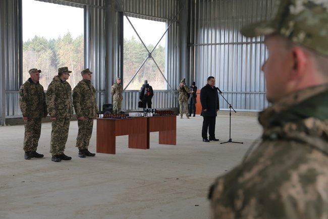 Полторак вручил ведомственные награды воинам 72-й ОМБр 01