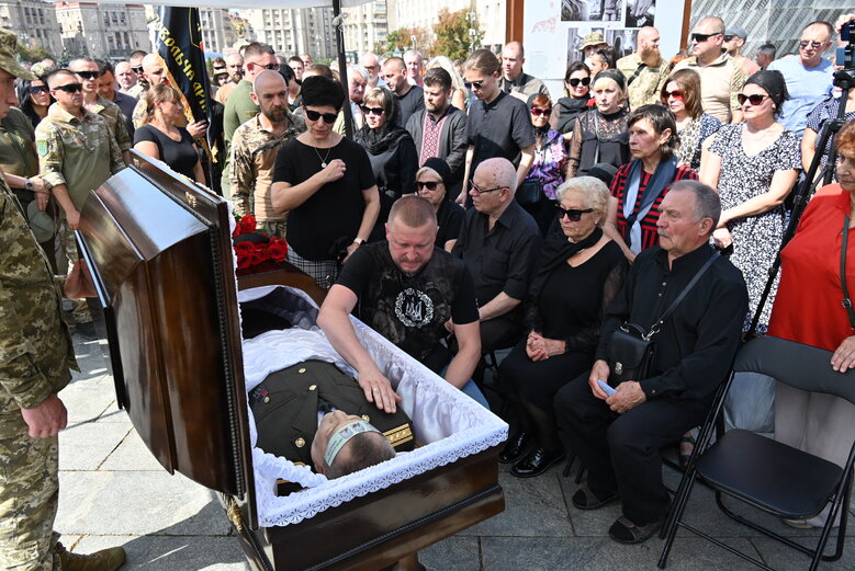 Із полковником, депутатом Київради від ЄС Сергієм Ільницьким (Сокіл), який загинув у бою проти рашистів у лавах піхоти 28 ОМБр, попрощалися в Києві 57