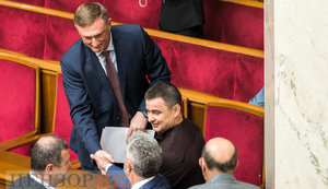 Присяга Аксьонова під крики "Ганьба!", бесіда Власенка і Шуфрича, повідомлення Шахову: "Сергуня камасутру забрать? Или будешь изучать?", - робота ВР 19 травня. ФОТОрепортаж