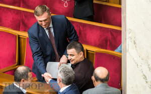 Присяга Аксенова под крики "Ганьба!", беседа Власенко и Шуфрича, сообщение Шахову: "Сергуня камасутру забрать? Или будешь изучать?", - работа ВР 19 мая. ФОТОрепортаж