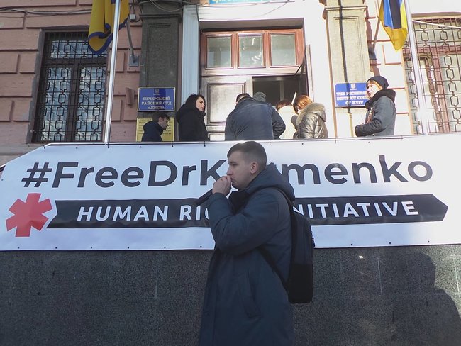 Недостатньо доказів - звільняй, - активисты пикетируют Печерский райсуд с требованием освобождения Кузьменко 02