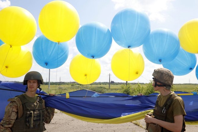 Бійці 72-ї ОМБр запустили в бік окупованого Донецька величезний прапор України 04