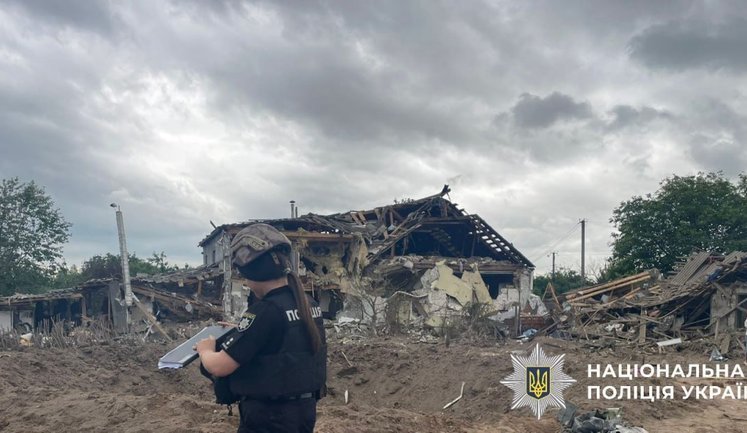 Пошкоджено будинки та два підприємства, загинула людина: наслідки атаки РФ на Київщину. ФОТОрепортаж