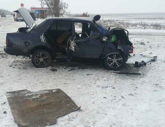 Легковушка влетела в грузовик под Мелитополем: 1 погибший, 2 травмированных 02 Легковушка влетела в грузовик под Мелитополем: 1 погибший, 2 травмированных 02
