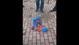 Жители Донбасса жгут флаги "ЛДНР" и поднимают украинские. ВИДЕО