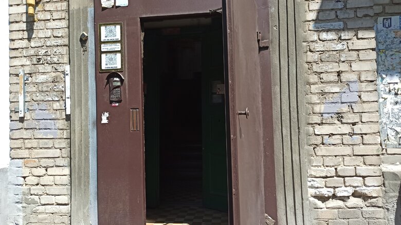 Зачинені двері, кодові замки та записки з телефонними номерами: як потрапити до укриттів у Києві 11