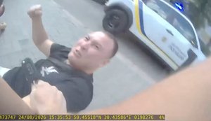 Мужчина на протезах ударил патрульного полицейского после нарушения ПДД в Киеве: "Тебя при#ярить, тупорылый пид#р?". ВИДЕО
