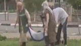В Чечне дворники выбрасывают мусор и траву оборачивая их флагами России. ВИДЕО