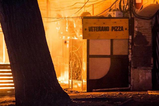 Летняя площадка пиццерии Pizza Veterano сгорела ночью в Днепре 03