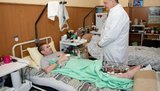 Ми робимо все, щоб сценарій відведення наших військ по всій лінії фронту не здійснився, - Порошенко у військовому госпіталі. ФОТОрепортаж