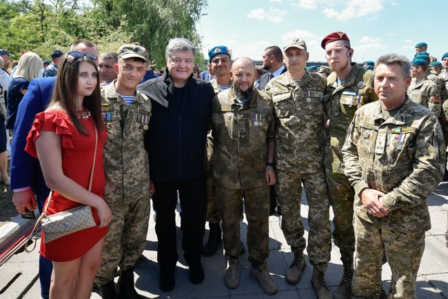 На полігоні Широкий Лан побудовано 11 корпусів казарм, - Порошенко 01