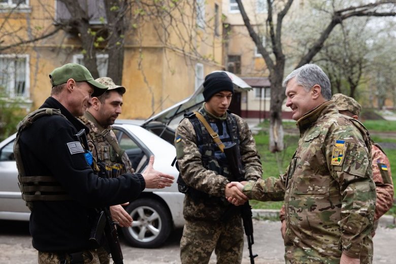 Порошенко привіз захисникам Краматорська бронежилети та кевларові шоломи 07