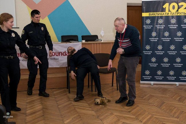 Патрульные прошли тренинг по защите животных от жестокости: тренировались на игрушечной собаке 02 Патрульные прошли тренинг по защите животных от жестокости: тренировались на игрушечной собаке 02