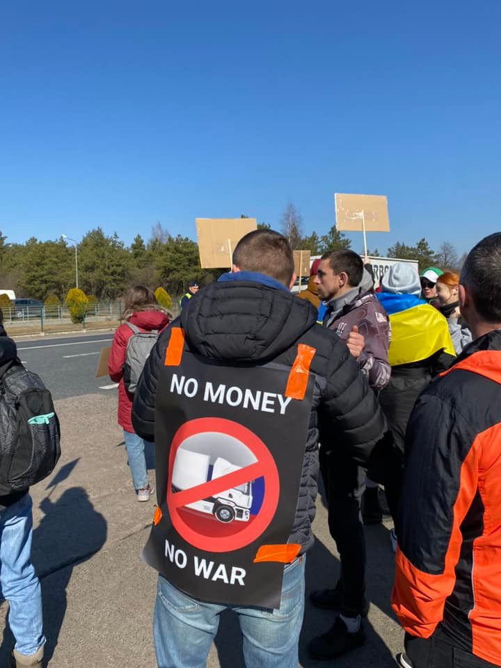 Активісти поновили блокаду російських та білоруських фур на польському кордоні: черга з вантажівок розтяглася вже на 22 кілометри 08