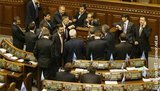 Депутаты от оппозиции заблокировали президиум и трибуну парламента