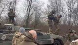 бойцы разгружают трофейных россиян