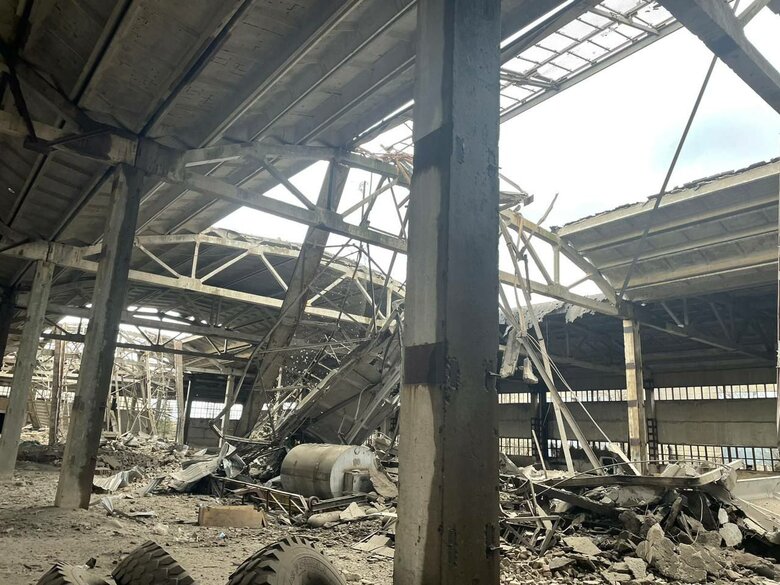 Russians attack an enterprise in Kherson region with air bombs 01