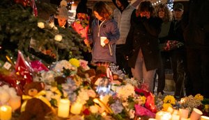 Местные жители чтят память погибших в результате стрельбы в школе Тамблер-Ридж в Канаде