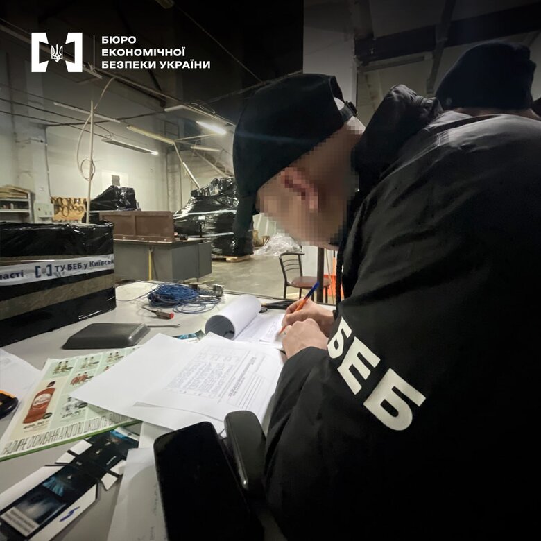 БЕБ вилучило лінію для виготовлення нелегальних сигарет у Києві