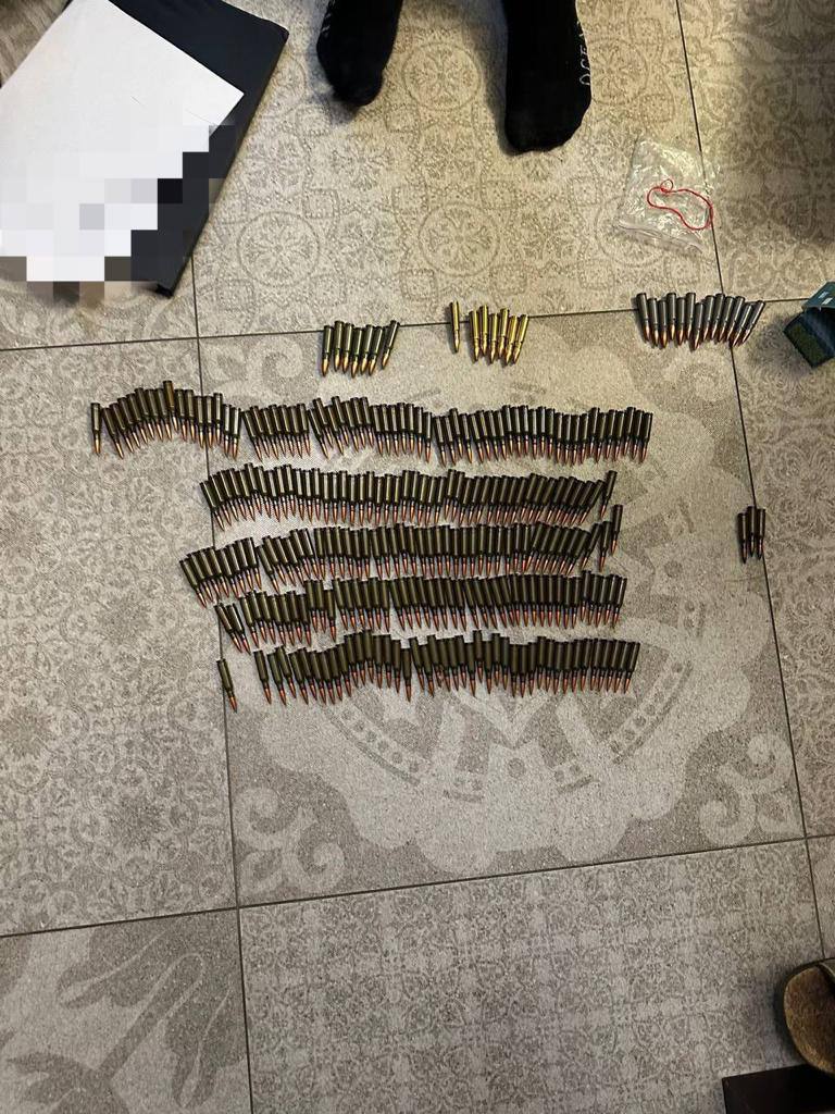Столичні правоохоронці викрили групу осіб, які били та калічили підприємця, вимагаючи криптовалюту 06