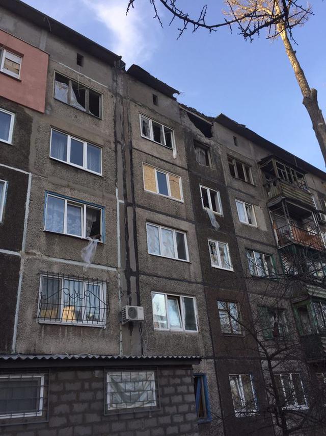 Последствия сегодняшнего обстрела боевиками жилых кварталов Авдеевки 02