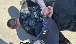 Поліція затримала озброєного чоловіка в Одесі: він здійснив кілька пострілів, пролунав вибух. ФОТО